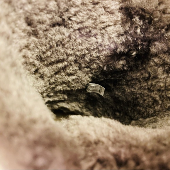 UGG Gray Buttoned Shearling Boots Size 7 Women’s GUC - Picture 8 of 11